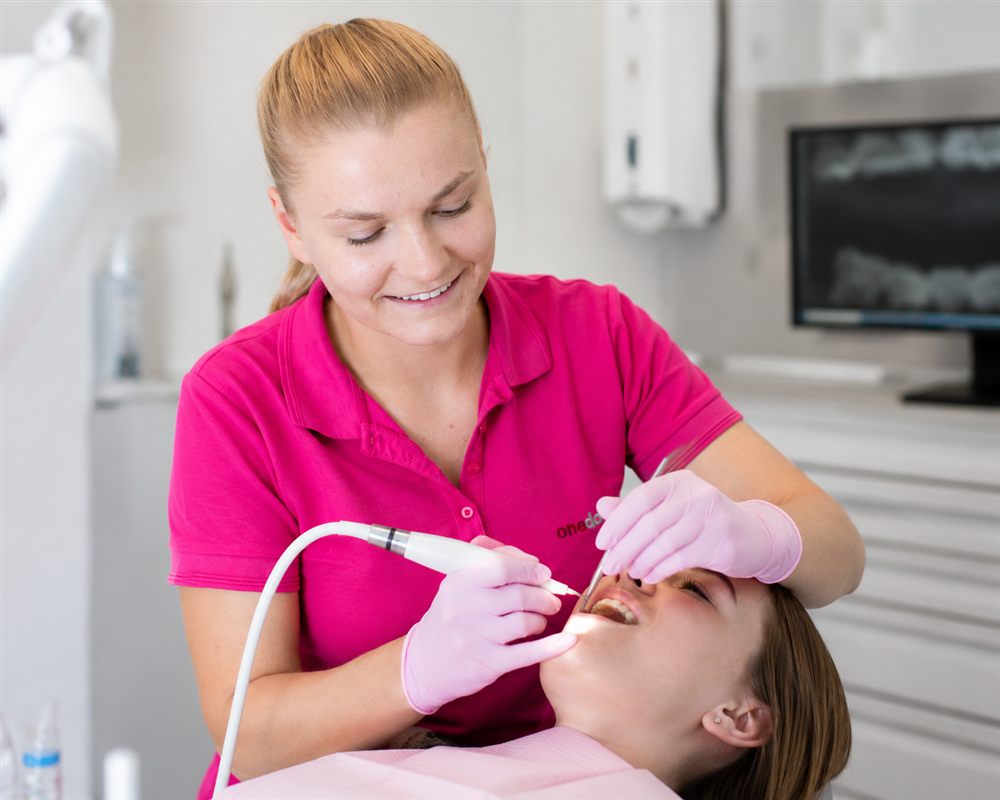 Dental nurse